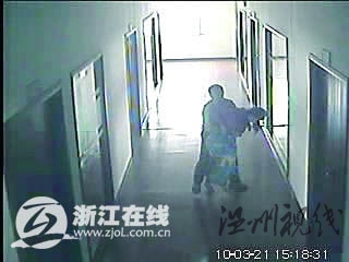 張董事長(zhǎng)對(duì)吳小姐性騷擾的監(jiān)控截屏