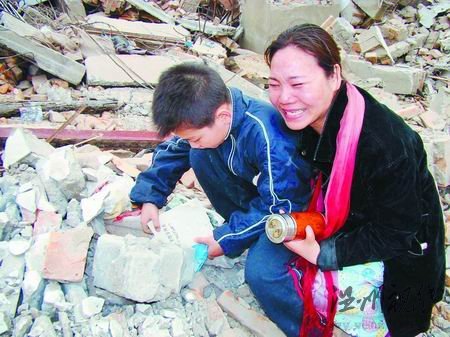 河南開發商將住戶拖出房強拆 后稱拆錯了(圖)