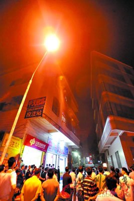 男子砍完人后，走上3樓跳樓自殺。