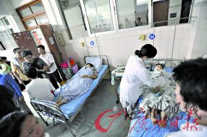 受傷者被送到官窯醫院救治。記者何波攝