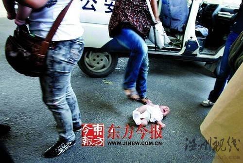 鄭州街頭2名女子偷手機被抓 猛踹懷中嬰兒(圖)