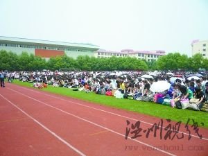 高三畢業典禮 900學生自發組織行跪拜禮謝師恩(圖)
