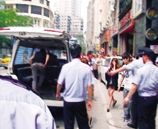 廣州警方荷槍實彈清查KTV帶回近600人調(diào)查(圖)