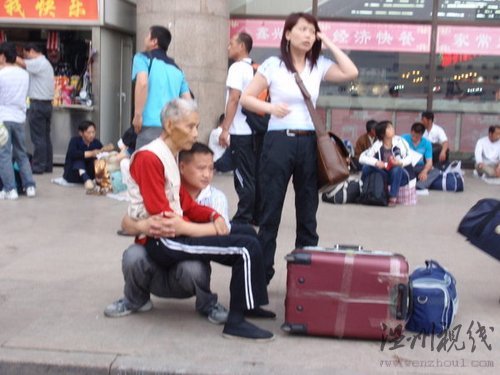 男子半蹲為老人當凳子感動網友(圖)