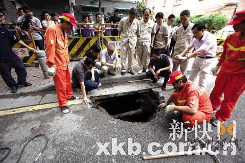 昨天上午越秀北路一地段發生地陷，市政部門及時搶修。新快報記者王翔/攝