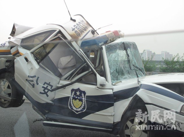 警車完全變形。