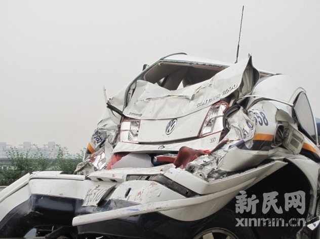 圖為被撞得完全變形的警車。