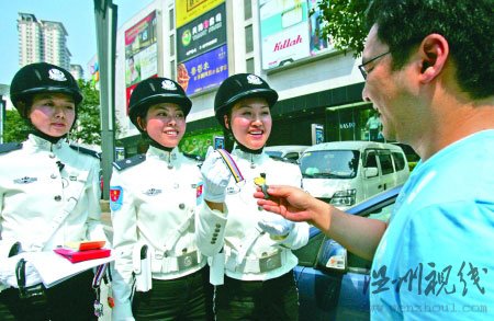 重慶女子交巡警開(kāi)罰單后送平安鑰匙扣(組圖)
