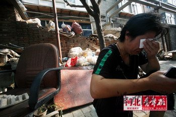 6月18日，自殺女生的媽媽在自己收的廢品前難過不已
