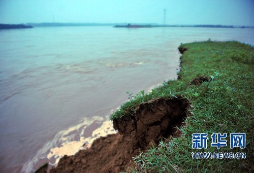 6月22日在江西撫州市拍攝的唱凱堤決口。6月21日傍晚，江西省撫州市唱凱堤發生決口，威脅下游臨川區湖南、羅湖、唱凱、羅針和云山等5個鄉鎮14.5萬人口、京福高速公路、316國道以及12萬畝糧田的安全。江西省委、省政府主要領導獲悉后，立即對搶險工作作出部署，要求迅速轉移群眾，不惜一切代價，保護人民生命財產安全。目前，撫州市、臨川區已經在組織人員轉移。駐贛部隊和武警、消防官兵正在緊急救援。新華社記者章武 攝