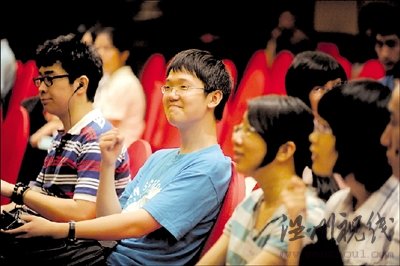 北京市理科狀元李泰伯信心十足地和其他考生一起在等候區等待面試