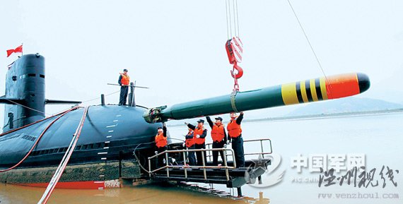 東海艦隊(duì)某潛艇支隊(duì)進(jìn)行碼頭應(yīng)急吊裝魚雷演練。