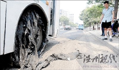 鄭州高溫路面瀝青被曬化公交車粘在路上(圖)