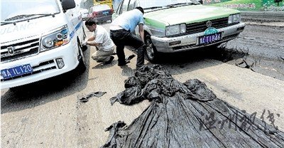 鄭州高溫路面瀝青被曬化公交車粘在路上(圖)