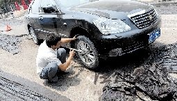 鄭州高溫路面瀝青被曬化公交車粘在路上(圖)