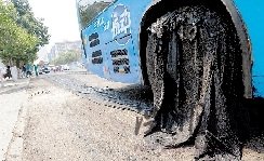 鄭州高溫路面瀝青被曬化公交車粘在路上(圖)