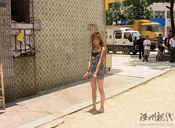  有很多網(wǎng)友認(rèn)為清溪鎮(zhèn)三中派出所公布涉嫌賣淫女子游街照片的行為有些過分。