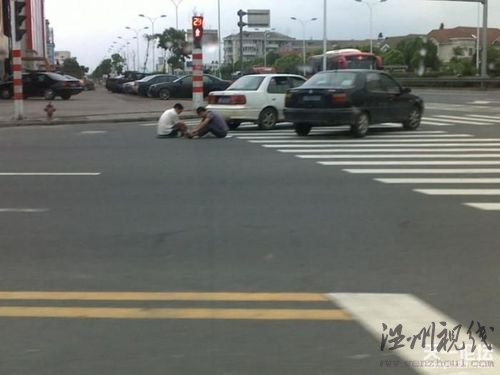 寧波兩輛轎車相撞 車主席地而坐下棋等交警