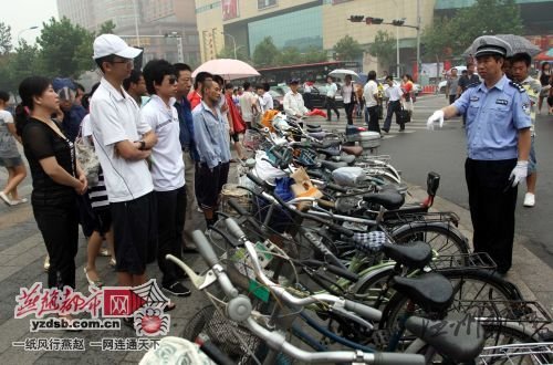 民警批評教育闖紅燈者。