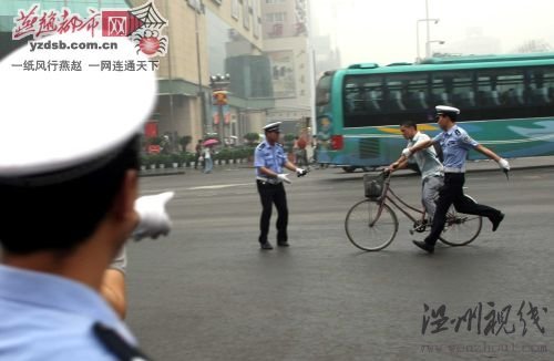 民警追拿闖紅燈者