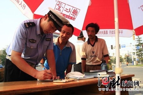 石家莊10萬重獎不闖紅燈者 160余人領走8萬(圖)