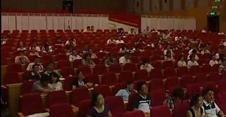 百位富二代進(jìn)京學(xué)帝位繼承 身背LV課堂昏睡