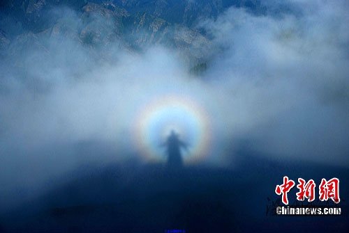 組圖：新疆天山天池出現(xiàn)罕見佛光奇觀