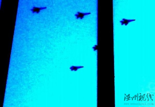 網(wǎng)友發(fā)出的被稱為“青島上空多架戰(zhàn)機(jī)飛過”的照片