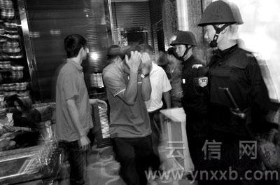 涉嫌找“小姐”的顧客捂著臉走出會所，生怕別人認出自己