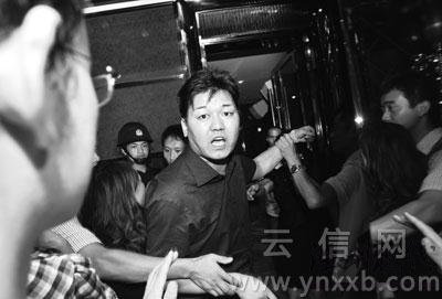 此男雷聲陣陣：“我是黨員，招商引資不容易，你們這樣做影響昆明的發展。”“你們昆明的發展還得靠我們商會，你們的市領導還不得靠我們！”