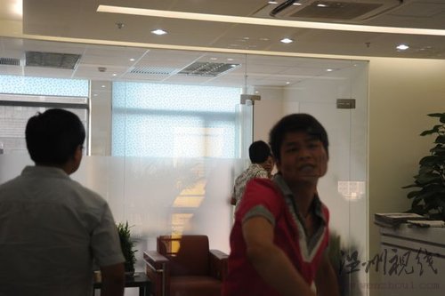 自稱“霸王”員工者沖擊每日經(jīng)濟新聞（組圖）