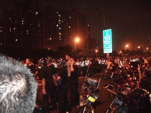 政府賣爭議地給房地產商 護地老婦被踹飛(組圖)