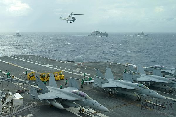 2010年8月9日，太平洋，美國海上補給司令部下轄的干貨與彈藥補給船USNS Amelia Earhart (T-AKE 6)正在為美國海軍“華盛頓”號核動力航母(CVN 73)進行補給，一架SA-330J美洲豹直升機正在對“華盛頓”號進行垂直補給。