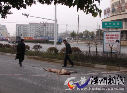 圖文：湖北鬧市發(fā)現(xiàn)裸體男尸多處有傷痕