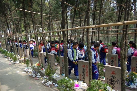 小學(xué)組織學(xué)生掃墓向每人收25元遭質(zhì)疑