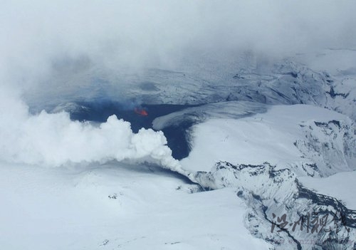 冰島火山持續噴發 熔巖從火山口射出(組圖)