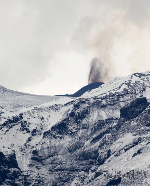 冰島火山持續噴發 熔巖從火山口射出(組圖)