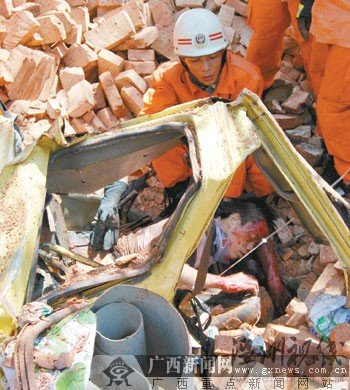 貨車剎車失靈與運(yùn)磚車相撞致1死3傷(組圖)