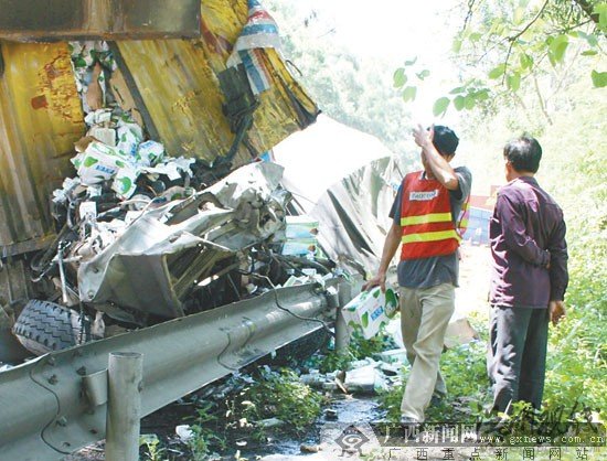 貨車剎車失靈與運(yùn)磚車相撞致1死3傷(組圖)