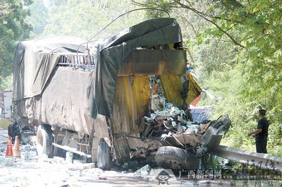 貨車剎車失靈與運(yùn)磚車相撞致1死3傷(組圖)