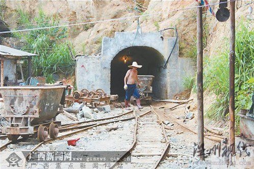 礦井非法開采致農(nóng)田塌陷出現(xiàn)天坑(組圖)