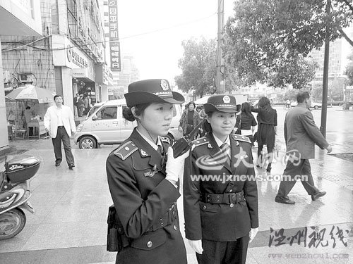 城管解釋制服被戲稱山寨警服:不穿執法難(圖)