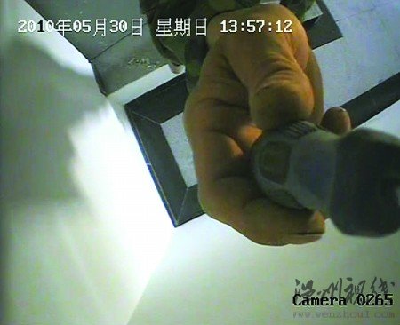 裝修工偷攝像頭反被拍現行(組圖)