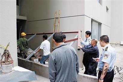 強壯男子打倒負(fù)責(zé)強拆執(zhí)法城管隊員