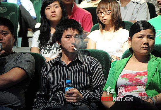 犀利哥錄節(jié)目不敢上臺家人否認靠其吸金(組圖)