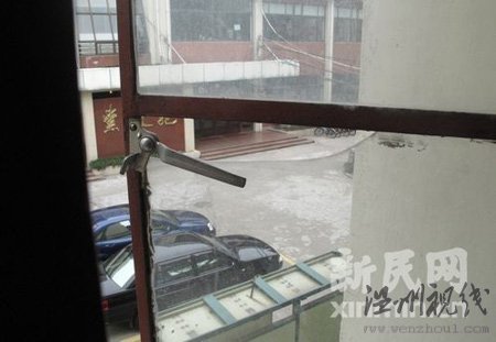 青年因情感糾紛在大學內割腕(組圖)