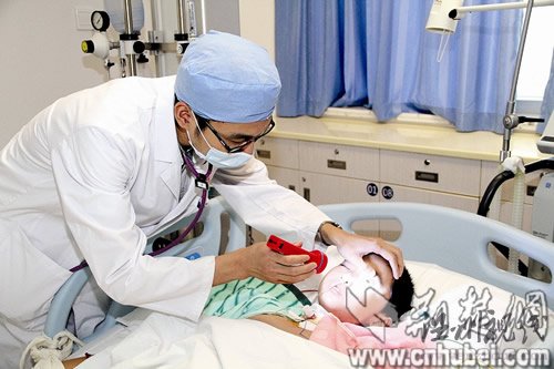 男童連續(xù)訓練3小時中暑昏迷近1月至今未醒(圖)