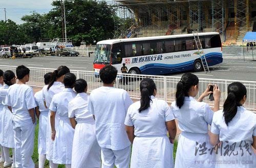 8月24日下午,一群菲律賓女學生在事發現場以曾被劫持的香港旅游大巴為背景合影留念。事發地是馬尼拉最重要的廣場,包括總統就職儀式和國慶日集會都在這個廣場舉行,附近還有美國大使館和馬尼拉飯店等知名建筑。