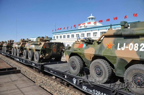 參加上海合作組織成員國“和平使命2010”聯合反恐軍事演習的中方陸軍戰斗群第一梯隊，8月31日從北京軍區某合同戰術訓練基地啟程，前往位于哈薩克斯坦南部的演習地域。中國軍事圖片中心 記者 李靖 攝影報道