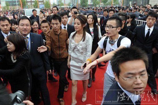 趙薇封百花獎影后之后首次回到安徽合肥家鄉(xiāng)眾人“護(hù)駕”